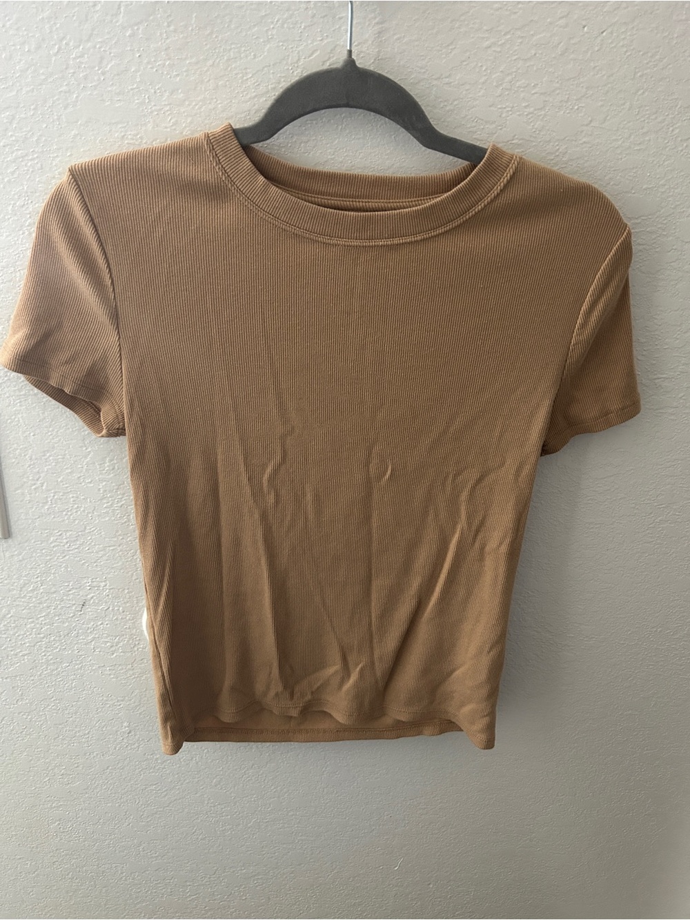 No Boundaries Women's Short Sleeve Crewneck Top - Camel Tan